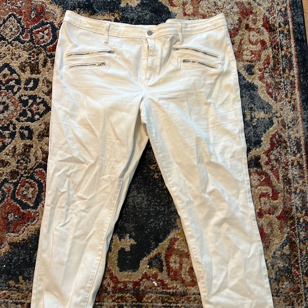 Adorable white jeans with the zipper front